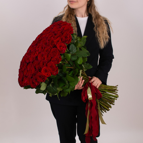 Монобукет из 101 розы ред наоми